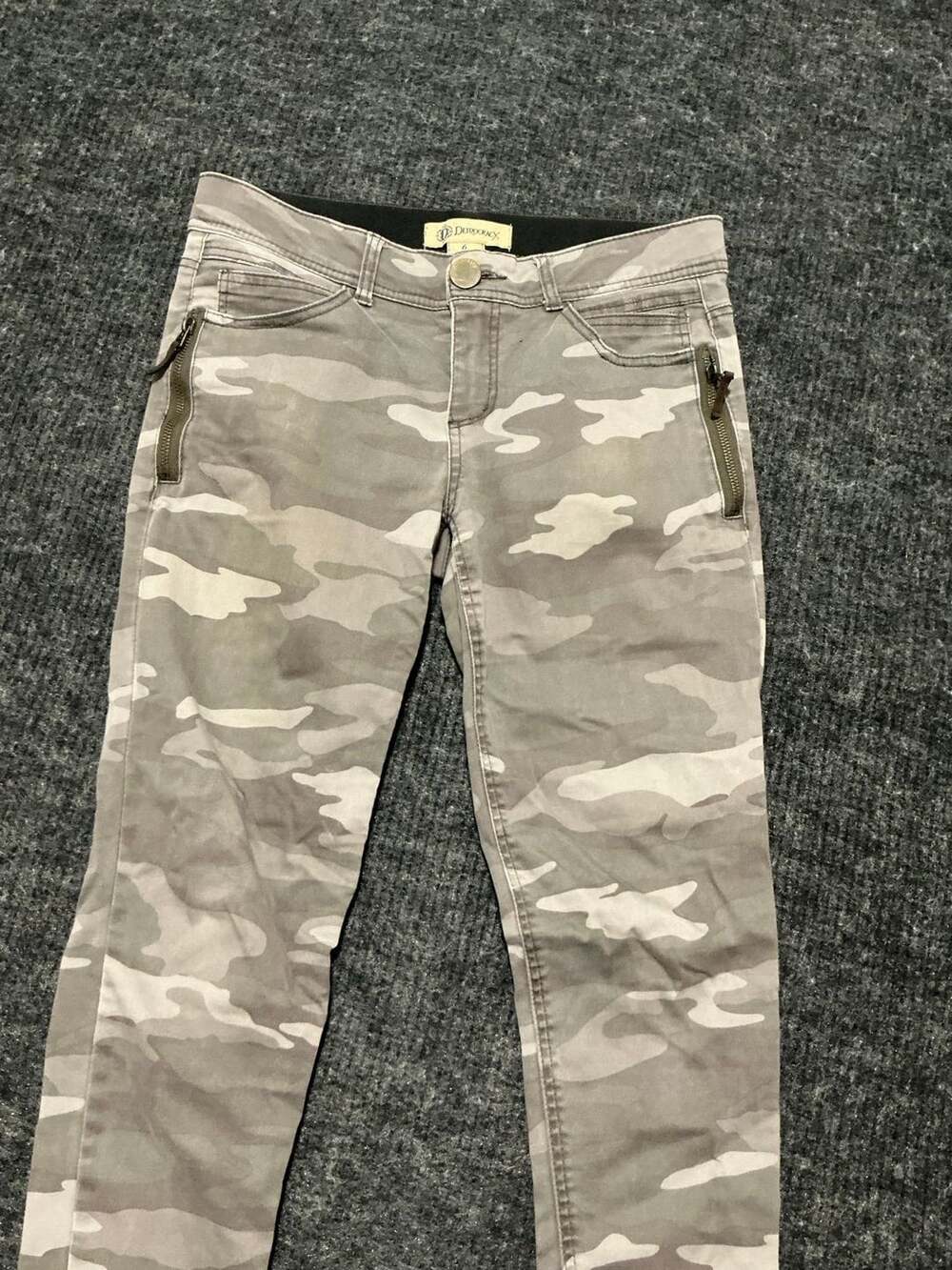 Democracy Skinny Jeans Womens Size 6 Grey Camo with zipper Pockets